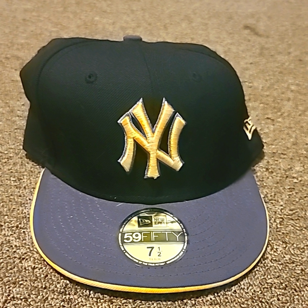 Black and gold Yankee fitted hat